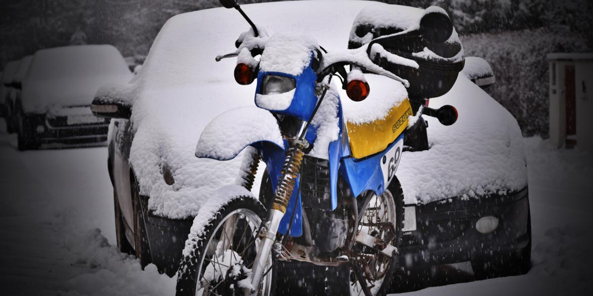 découvrez nos conseils essentiels pour l'hivernage de votre moto en toute sécurité. protégez votre véhicule des intempéries et garantissez son bon fonctionnement au printemps grâce à nos astuces pratiques.