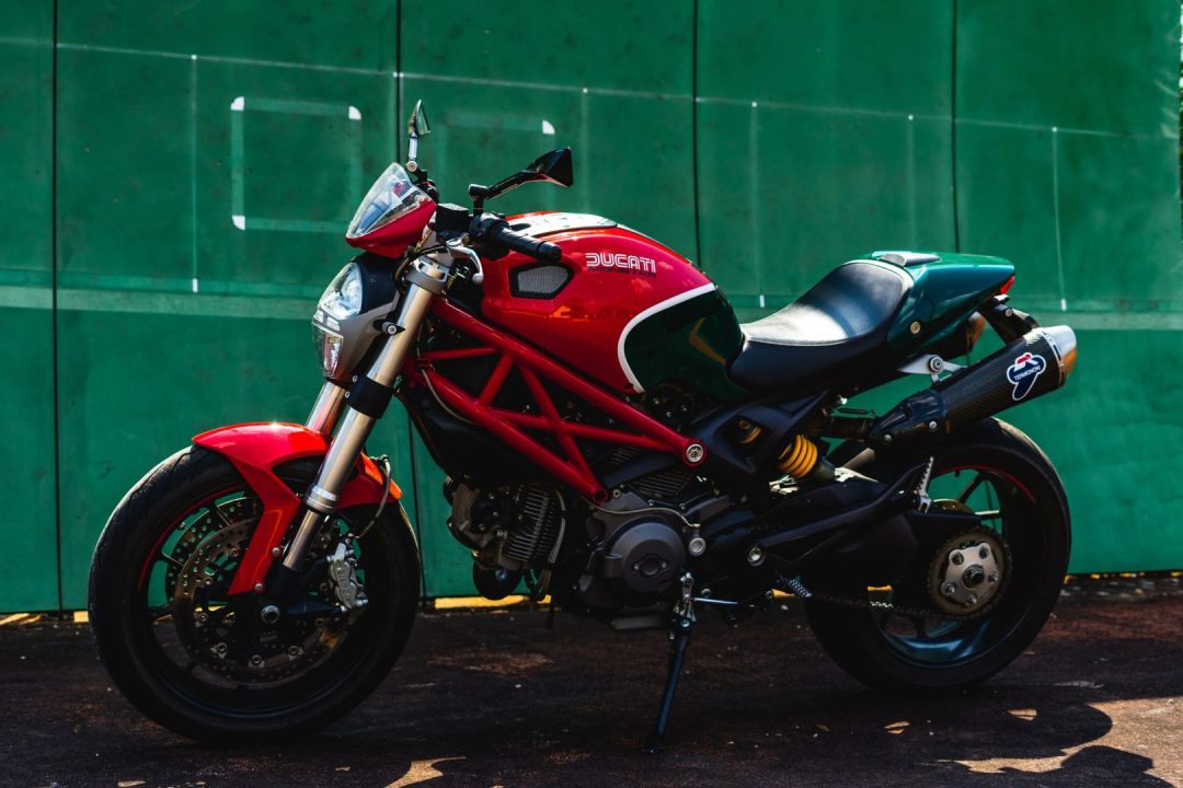 découvrez notre assurance moto simple, conçue pour protéger votre véhicule à deux roues tout en vous offrant une couverture complète et des tarifs compétitifs. profitez d’une procédure rapide et facile pour assurer votre moto dès aujourd'hui.
