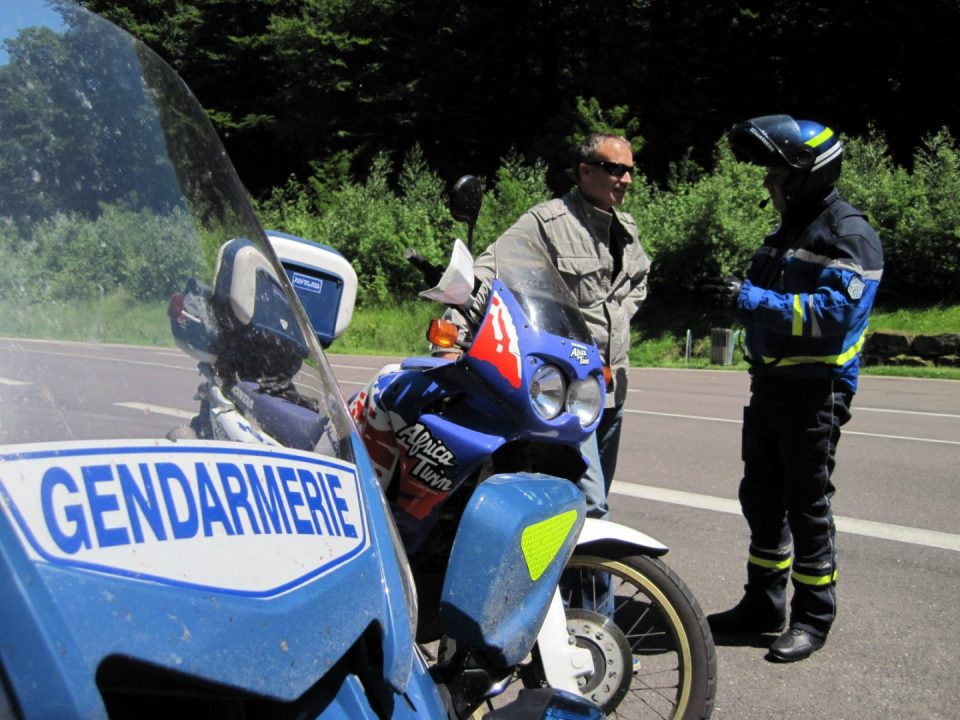 découvrez les meilleures pratiques et conseils pour assurer la sécurité des motards sur la route. informez-vous sur l'équipement indispensable, les règles de conduite et les mesures préventives pour rouler en toute sécurité.