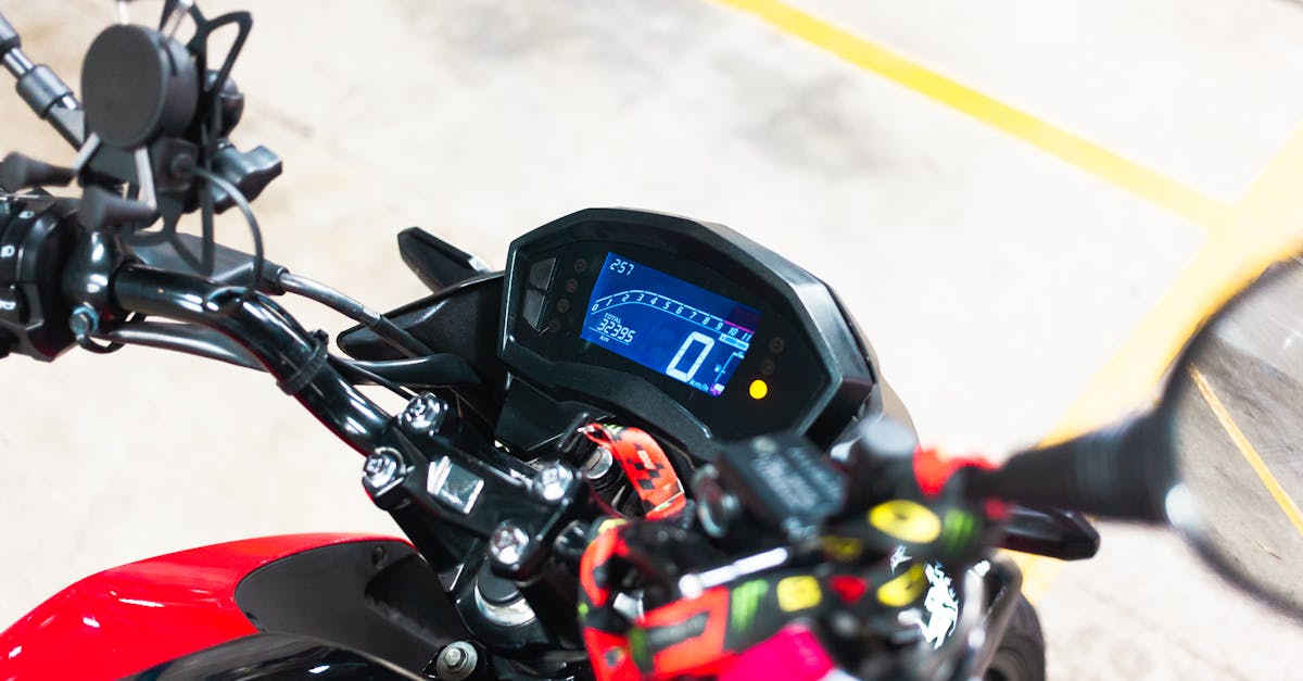 découvrez notre guide complet sur le compteur kilométrique de moto : son fonctionnement, son importance pour le suivi de votre parcours, ainsi que des conseils d'entretien pour garantir sa précision.