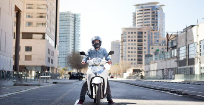 protégez-vous et votre scooter avec une assurance spécialisée en sécurité. découvrez des garanties adaptées à vos besoins pour rouler sereinement, quelles que soient les conditions. comparez les offres et choisissez la meilleure couverture pour votre sécurité!